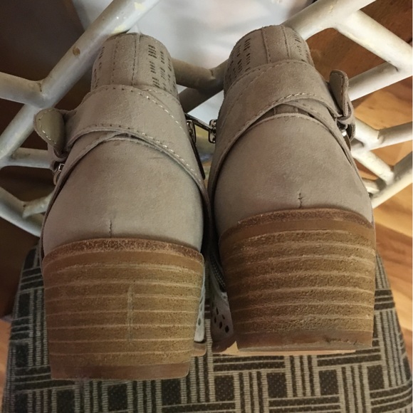 Vince Camuto Paavani dark beige ankle bootie size 10 women’s - Picture 2 of 7